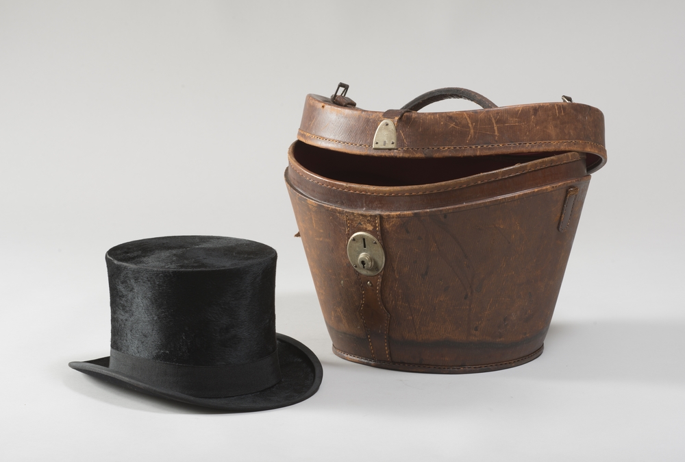 TOP HAT, 20TH CENTURY brand 'Touchet, Paris', with original leather hat box. Overall size 26 x 29