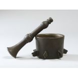 MORTAR AND PESTLE IN BRONZE, EGYPT, LATE 18TH CENTURY rounded. Size 13 x 25 cm.