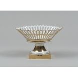 PORCELAIN CENTERPIECE, 20TH CENTURY white and gold enamel, with bucket tray. Size 25 x 36 x 21 cm.