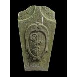 SMALL STELE, DATED 1652

in stone, carved with crest. Engraved date.

Size cm. 57 x 28 x 15.