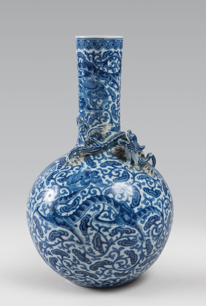 VASE IN WHITE AND BLUE PORCELAIN, CHINA, LATE 19TH, EARLY 20TH CENTURY spherical body and long neck.