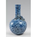 VASE IN WHITE AND BLUE PORCELAIN, CHINA, LATE 19TH, EARLY 20TH CENTURY spherical body and long neck.