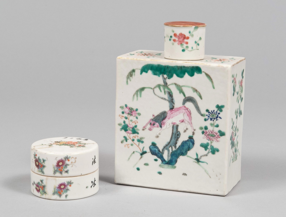 FLASK AND CASE IN PORCELAIN, CHINA LATE 19TH, EARLY 20TH CENTURY polychrome, decorated with peonies,