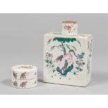 FLASK AND CASE IN PORCELAIN, CHINA LATE 19TH, EARLY 20TH CENTURY polychrome, decorated with peonies,