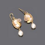 PAIR OF EARRINGS in yellow gold 18 kt. with cameo depicting female bust, with pearls. Length cm.