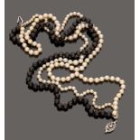 COLLAR NECKLACE three strings of synthetic pearls, of which two white and one black. Clasp in