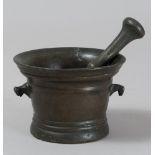 FINE MORTAR IN BRONZE, 17TH CENTURY

with pestle and hook handles. 

Size of mortar cm. 10 x 14 x