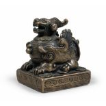 SEAL IN BRONZE, CHINA, FIRST HALF 20TH CENTURY kilin shape with ideogram base. Size cm. 11 x 9 x 8.