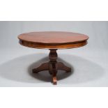 TABLE IN WALNUT, 19TH CENTURY round surface, smooth band. Central baluster leg and four bracket