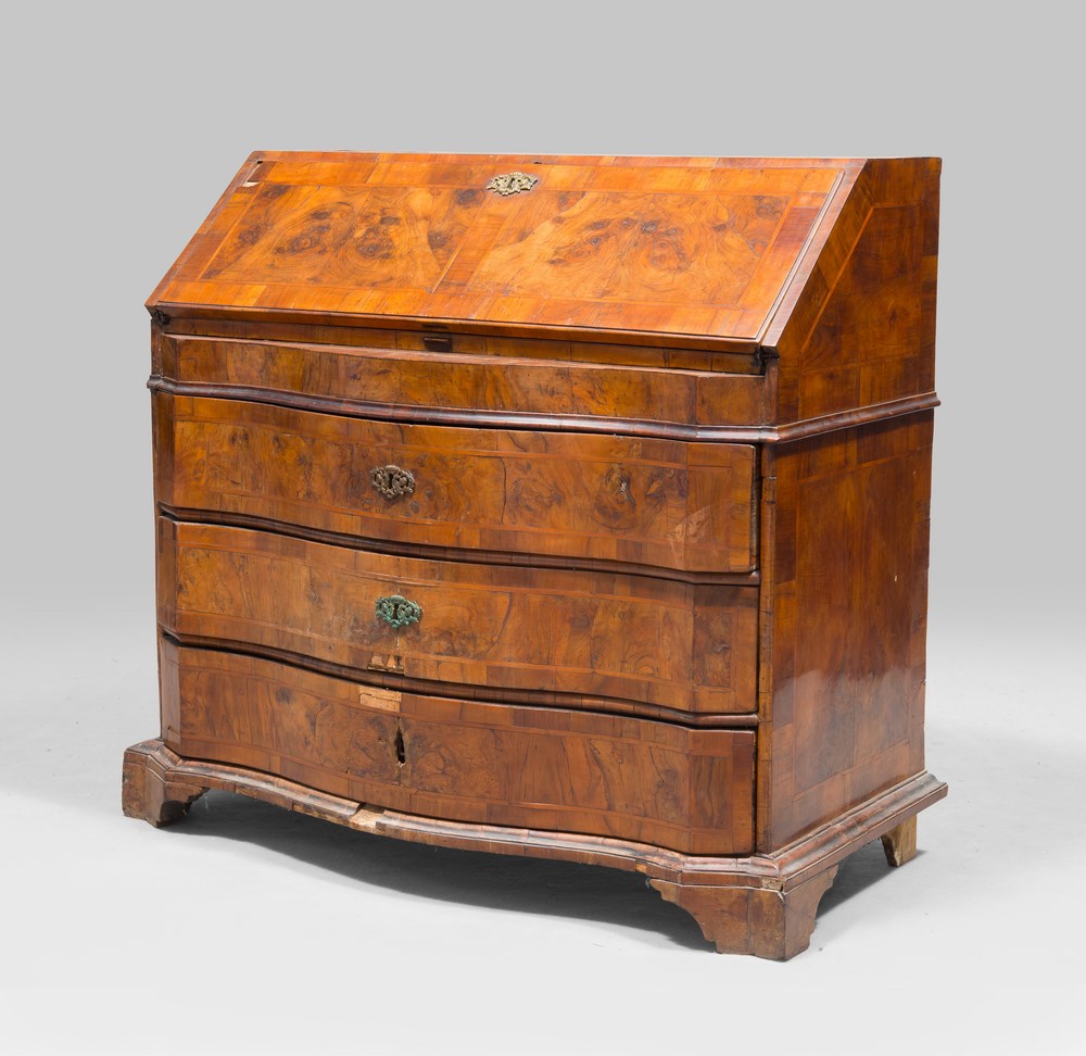 FINE SECRETAIRE IN WALNUT, VENETO 18TH CENTURY

entirely veneered, with boxwood. Urn shaped upper