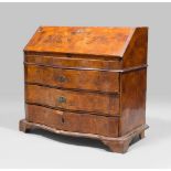 FINE SECRETAIRE IN WALNUT, VENETO 18TH CENTURY

entirely veneered, with boxwood. Urn shaped upper