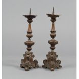 PAIR OF CANDLEHOLDERS IN COPPER, CENTRAL ITALY 18TH CENTURY

embossed, base with crests. 

h. cm.