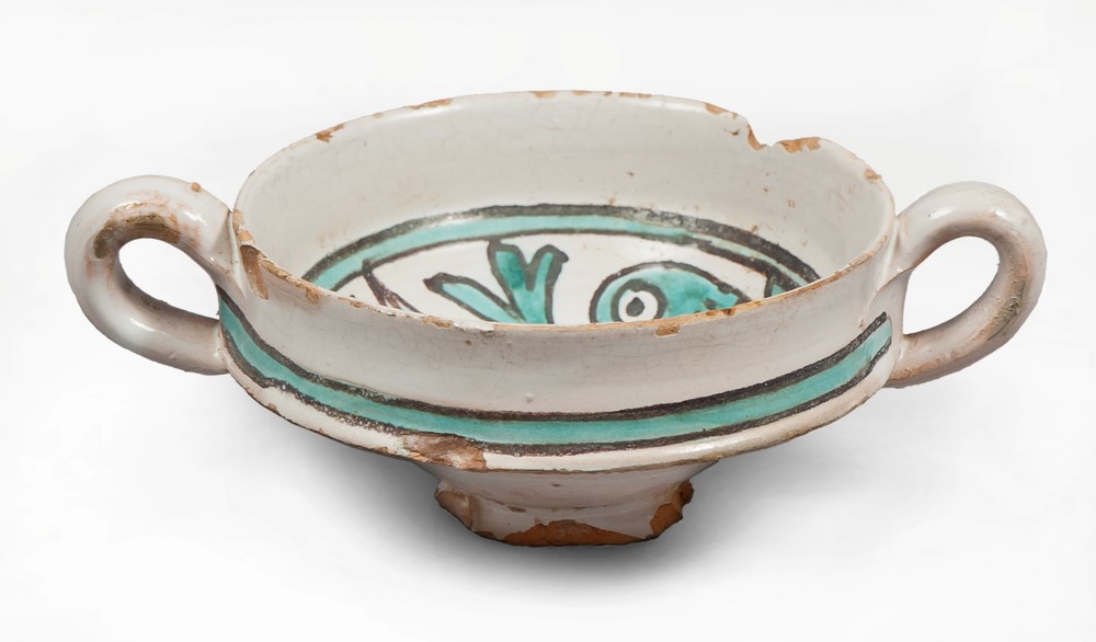 BOWL IN MAJOLICA, PROBABLY ORVIETO 20TH CENTURY

white and green glazing, with decoration of bird.