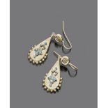 PAIR OF EARRINGS ANTIQUE STYLE

yellow gold, teardrop shape with turquoises and sapphires.

Length