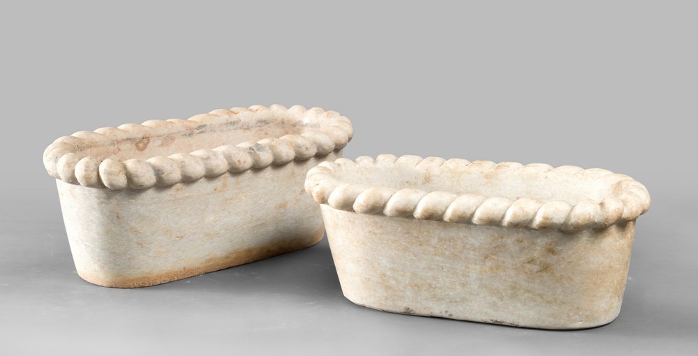 PAIR OF SMALL BASINS IN WHITE MARBLE, EARLY 19TH CENTURY

oval shaped.

Size cm. 15 x 38 x 20.