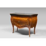 FINE COMMODE IN BOIS DE ROSE, ROME 18TH CENTURYtwo drawers in front, large riserve in maple with