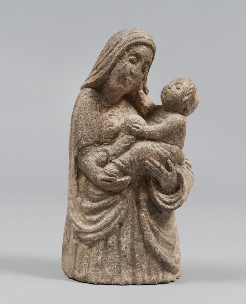 SCULPTURE IN STONE, MEDIEVAL STYLE, 19TH CENTURY

depicting Madonna with Child.

Size cm. 28 x 13