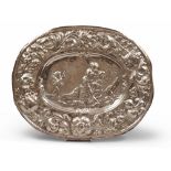 FINE PLATE IN EMBOSSED SILVER, 19TH CENTURY

oval, entirely embossed with angels, flowers and