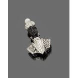 RARE BROOCH

white gold 18 kt., shaped with torso of queen with brilliant cut diamonds and pearl.