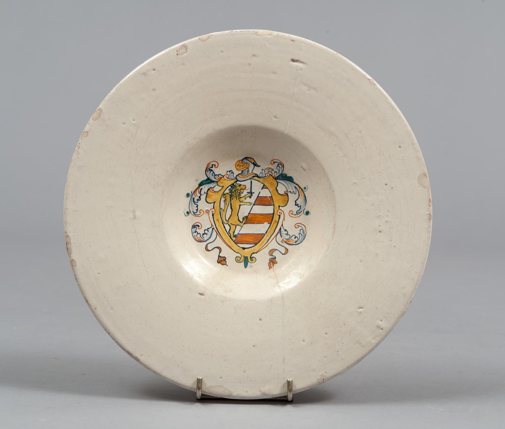 COMPENDIARIO PLATE IN MAJOLICA, CENTRAL ITALY 17TH CENTURY

white glazing, with family crest in