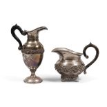 CREAMER AND  VERSATOIO IN SILVERPLATE, LATE 19TH CENTURY

round bodies. Handles in wood.

Size of