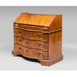 FINE BUREAU IN WALNUT ROOTWOOD, VENETO 18TH CENTURY

with bois de rose. Urn shaped upper part,