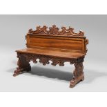 HALL BENCH IN WALNUT, 18TH CENTURY

Size cm. 102 x 143 x 53.