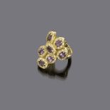 RING 

yellow gold 18 kt., flower shape with central amethyst and surround in diamonds.

Diamonds