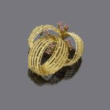 BROOCH

yellow gold 18 kt., palm shape with set rubies.

Size cm. 4,5 x 5,5, rubies ct. 0.50,