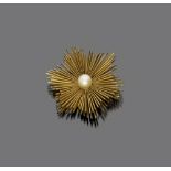BROOCH 1940s

in red gold 18 kt. Starfish shape with central pearl.

Diameter cm. 5, pearl mm. 8,50,