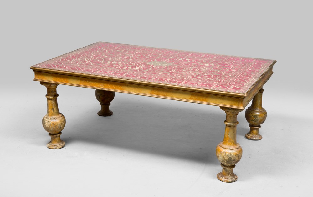 COFFEE TABLE IN LACQUERED WOOD, ANTIQUE ELEMENTS 

top in crimson satin quilted in gold. Faux