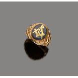 MENS RING

chiseled yellow gold 10 kt. with Masonic symbol.

Weight gr. 7,10.