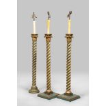 THREE COLUMNS IN LACQUERED AND GILDED WOOD, LATE 18TH CENTURY

green base. 

h. cm. 138.