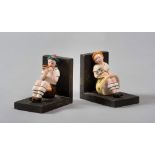 PAIR OF BOOK ENDS IN CERAMIC, 20TH CENTURY
with figures of Tirolean children. Supports in wood.
