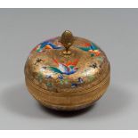 FINE BOX IN PORCELAIN, FRANCE 20TH CENTURY
entirely with gold base, decorated in polychrome with