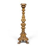 FINE FLOOR CANDLESTICK IN GILTWOOD, ROMA OR VENEZIA 18TH CENTURY

engraved shaft. Triangle base.