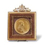 CLEMENTE IX COIN, 20TH CENTURY
carved with profile in basrelief. Lacquered frame.
Diameter cm.