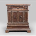 KNEELER TURNED CHEST IN WALNUT, EMILIA, ELEMENTS OF THE 17TH CENTURY

front with one drawer and