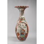 VASE IN PORCELAIN WITH POLYCHROME GLAZING AND GOLD, JAPAN, EARLY 20TH CENTURY
with figures of