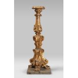 SMALL TORCHERE IN GILTWOOD, PROBABLY ROMA 18TH CENTURY

carved shaft. Triangular base. 

h. cm. 50.