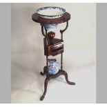 WASH STAND.
An early 19th century wash stand, with Masons blue & white pottery wash bowl &