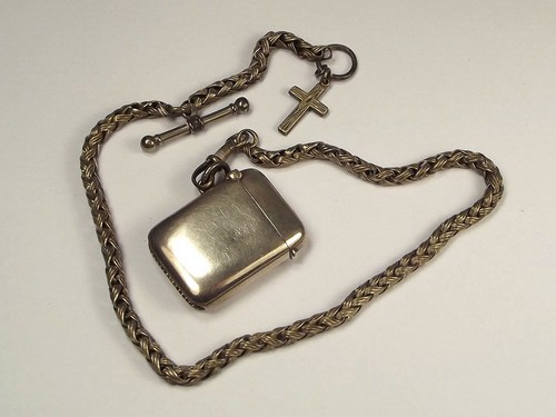 VESTA & CHAIN.
A small plain silver vesta case, Birmingham 1914 & a white metal watch chain & fob.
