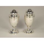 PEPPERETTES.
A pair of Edwardian silver pepperettes by William Comyns, London 1906. CONDITION