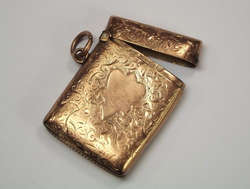 GOLD VESTA.
An Edwardian 9ct. gold vesta case. Birmingham 1902. 14.2g. CONDITION REPORTS: This
