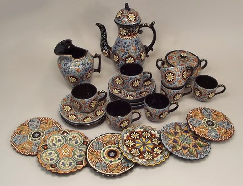 THOUNE POTTERY.
A Thoune Pottery coffee service & six small shaped plaques. Coffee pot 23cm, plaques