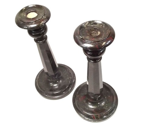 CORNISH SERPENTINE.
A pair of good, red/green turned Cornish Serpentine candlesticks. Each with - Bild 2 aus 3