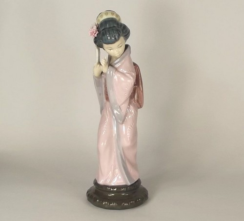 LLADRO FIGURE.