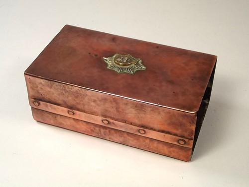 NEWLYN COPPER.
An extra-large Newlyn copper match box cover with an applied Regimental crest for the - Bild 2 aus 3