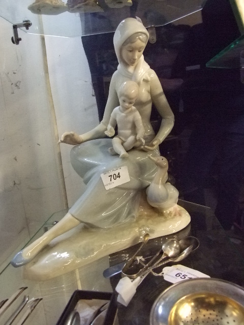 LARGE LLADRO STYLE FIGURINE OF LADY WITH CHILD ON LAP, GOOSE BY SIDE