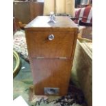 VINTAGE OAK CASED ULTRA VIOLET RAY MACHINE (SOLD AS COLLECTORS/DECORATIVE ITEM ONLY)